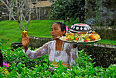 Ältere Frau bringt Opfergabe zum Schrein des Amandari Hotel, Yeh Agung, Bali, Indonesien, Asien