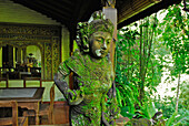 Mit Moos bewachsene balinesische Figur in Murnis Warung, Ubud, Zentral Bali, Indonesien, Asien