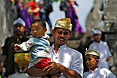 Pilger mit Kindern im Tempel Pura Luhur Uluwatu, Süd Bali, Indonesien, Asien