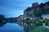 Blick auf Beynac an der Dordogne im Abendlicht, Jakobsweg, Chemins de Saint-Jacques, Via Lemovicensis, Beynac, Dept. Dordogne, Région Aquitaine, Frankreich, Europa