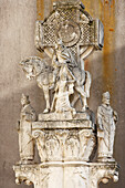Kreuz mit Martinsdarstellung, bei Martinskirche, Jakobsweg, Chemins de Saint-Jacques, Via Turonensis, Tours, Dept. Indre-et-Loire, Région Centre, Frankreich, Europa