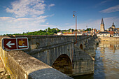 Old town of La-Charité-sur-Loire, stone bridge over the Loire river, Church and former monastery Notre Dame in the background, The Way of St. James, Chemins de Saint Jacques, Via Lemovicensis, La-Charité-sur-Loire, Dept. Nièvre, Burgundy, France, Europe