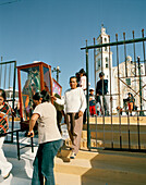 Frauen tragen eine Marienfigur zur Kirche San Salvador, Tsumantepec, Provinz Tlaxcala, Mexiko