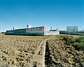 Acker und Motel del Paraiso unter blauem Himmel, Huamantla, Provinz Puebla, Mexiko, Amerika