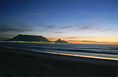 Strand bei Sonnenuntergang, Bloubergstrand, Kapstadt, Südafrika, Afrika