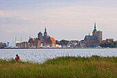 Blick vom Strelasund auf Stralsund, Mecklenburg-Vorpommern, Deutschland