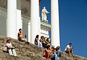 Menschen sitzen auf den Stufen vor dem Dom, Helsinki, Finnland, Europa