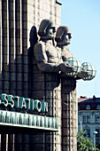 Zwei Skulpturen an der Fassade des Hauptbahnhofs, Helsinki, Finnland, Europa