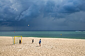 Personen spielen Fußball am Strand, Hörnum, Sylt, Nordfriesland, Schleswig-Holstein, Deutschland