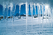 Eiszapfen und Winterlandschaft im Sonnenlicht, Seiser Alm, Südtirol, Italien, Europa