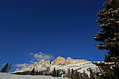 Winterlandschaft und Berge unter blauem Himmel, Dolomiten, Südtirol, Italien, Europa