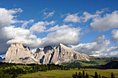 Almwiese und Berge unter Wolkenhimmel, Seiser Alm, Eisacktal, Südtirol, Italien, Europa