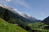 Berglandschaft und Tal im Sonnenlicht, Pustertal, Südtirol, Italien, Europa