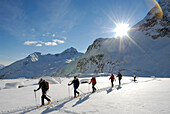 Langläufer in einer Winterlandschaft unter blauem Himmel, Pflerschertal, Südtirol, Italien, Europa