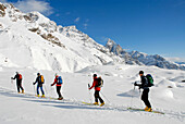 Langläufer in einer Winterlandschaft unter blauem Himmel, Pflerschertal, Südtirol, Italien, Europa