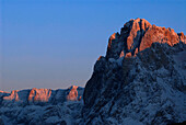 Bergmassiv unter blauem Himmel bei Sonnenuntergang, Dolomiten, Südtirol, Italien, Europa