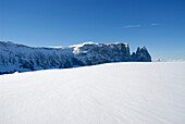 Berge und Winterlandschaft unter blauem Himmel, Schlern, Dolomiten, Südtirol, Italien, Europa
