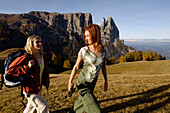 Zwei Frauen wandern auf einer Almwiese, Seiser Alm, Südtirol, Italien, Europa