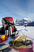 Brotzeit, Picknick im Schnee, Wandern in den Alpen, Seiser Alm, Langkofelgruppe, Dolomiten, Südtirol, Italien