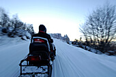Mann auf Motorschlitten, Schneemobil, Skidoo, Seiser Alm, Schlerngebiet, Südtirol, Italien