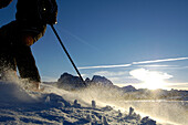 Skifahrer auf der Skipiste, Berglandschaft in Winter, Seiser Alm, Langkofelgruppe, Südtirol, Italien