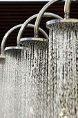 Duschköpfe mit Wassertropfen in Therme Meran, Thermalbad, Meran, Südtirol, Italien