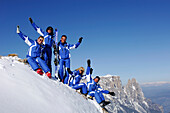 Eine Gruppe Skilehrer beim Skifahrer, Berglandschaft in Winter, Seiser Alm, Santner, Schlern, Südtirol, Italien