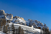 Farm houses in a winter landscape with Kreuzkofel mountain range, Abtei, Val Badia, Ladin valley, Gadertal, South Tyrol, Italy