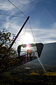 Menschen auf moderner Aussichtsplattform im Sonnenlicht, Meran, Vinschgau, Südtirol, Italien, Europa