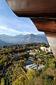 Blick auf Schloss Trauttmansdorff und seinen botanischen Garten, Meran, Vinschgau, Südtirol, Italien, Europa