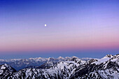 Schneebedeckte Bergkette im Morgenrot, Vinschgau, Südtirol, Italien, Europa