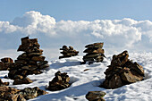 Steinmänner im Schnee, Schnalstal, Vinschgau, Südtirol, Italien, Europa