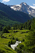 Gebirgsbach in einem Tal unter schneebedecktem Berggipfel, Schnalstal, Vinschgau, Südtirol, Italien, Europa