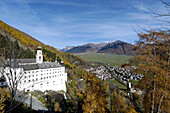 Kloster Marienberg im Sonnenlicht mit Blick auf ein Dorf im Tal, Burgeis, Mals, Vinschgau, Südtirol, Italien, Europa