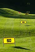 Fahne und Schilder auf dem Rasen, Golfplatz Kastelruth Seiser Alm, Schlern, Südtirol, Italien, Europa