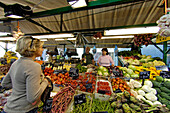 Menschen an einem Marktstand, Bozen, Südtirol, Italien, Europa
