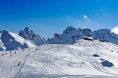 Skifahrer auf einer Skipiste im Sonnenlicht, Seiser Alm, Eisacktal, Südtirol, Italien, Europa