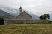 Blick auf die Kirche St. Veit im Dorf Tartsch unter Wolken, Tartsch, Vinschgau, Südtirol, Italien, Europa