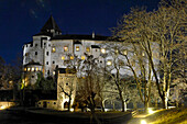 Das beleuchtete Schloss Prösels bei Nacht, Völs am Schlern, Südtirol, Italien, Europa