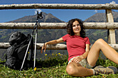 Junge Frau rastet auf einer Almwiese, Vinschgau, Südtirol, Italien, Europa