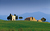 Kapelle und Bauernhof auf einem Hügel, Val d'Orcia, Toskana, Italien, Europa