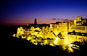 Blick auf die beleuchtete Kleinstadt Pitigliano am Abend, Toskana, Italien, Europa