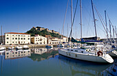 Der Jachthafen von Castiglione della Pescaia unter blauem Himmel, Maremma, Toskana, Italien, Europa