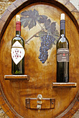 Weinflaschen, Aussenansicht einer Weinhandlung, Pitigliano, Toskana, Italien, Europa
