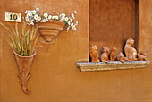 Hausfassade mit Tonfiguren, Pitigliano, Toskana, Italien, Europa