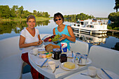 Frühstück auf dem Hausboot auf der Havel in Ketzin, Havel, Brandenburg, Deutschland, Europa