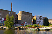 mit dem Hausboot entlang der Spree durch Berlin, Nähe Oberbaumbrücke, Deutschland, Europa