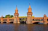 mit dem Hausboot durch Berlin, Oberbaumbrücke, Spree, Deutschland, Europa