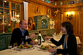 Paar beim Abendessen in Restaurant in Rust , Breisgau , Ortenau , Baden-Württemberg , Deutschland , Europa