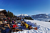 Besucher sonnen sich auf der Terrasse von einem Bergrestaurant, Eggli, Gstaad, Berner Oberland, Kanton Bern, Schweiz